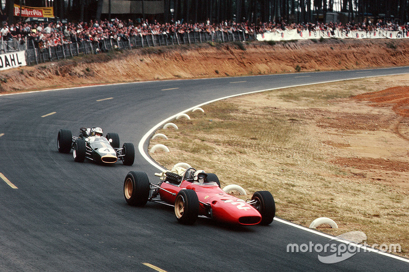 Chris Amon, Ferrari 312 ve Denny Hulme, Brabham BT24 Repco