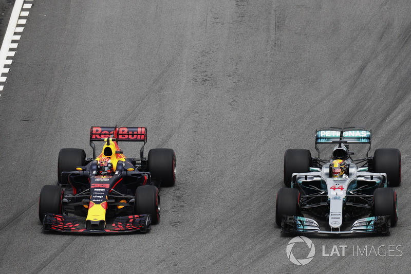 Max Verstappen, Red Bull Racing RB13, pasa a Lewis Hamilton, Mercedes AMG F1 W08,