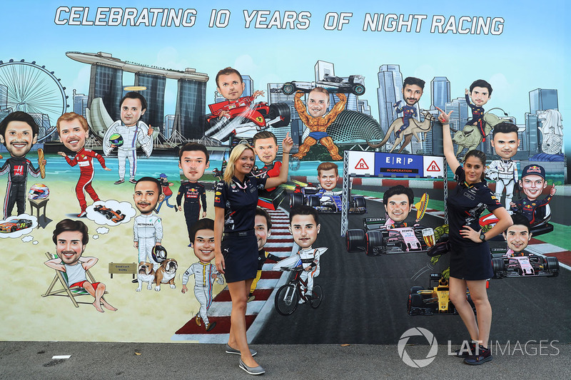 Дівчата Red Bull Racing біля муралу