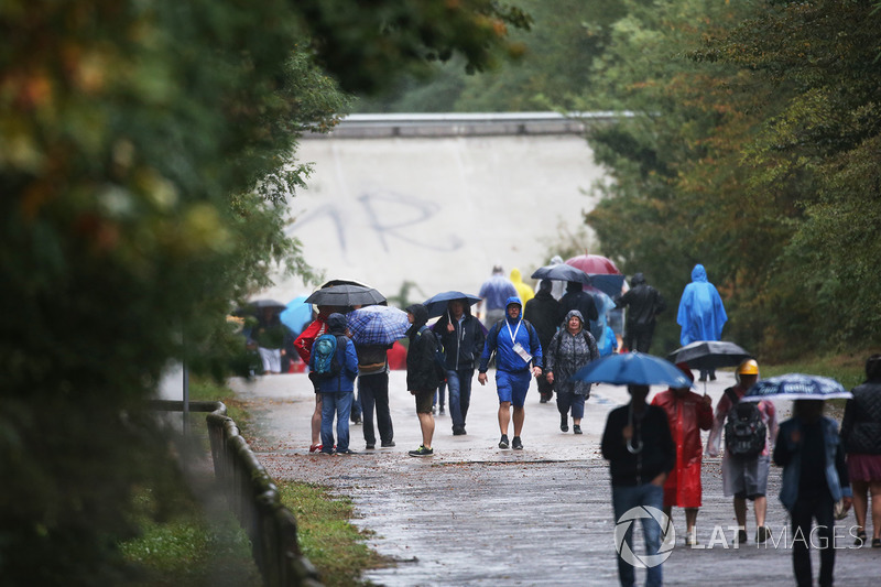 Fans near the Monza banking