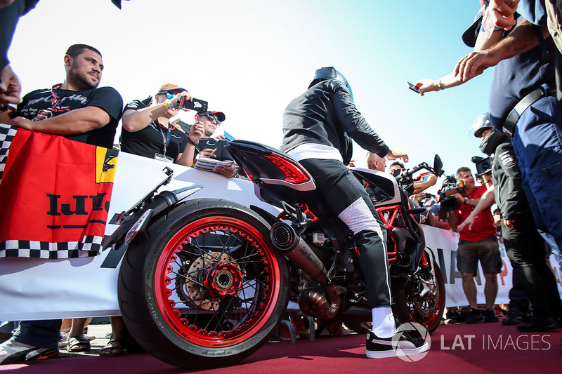 Lewis Hamilton, Mercedes AMG F1 en su MV Agusta Dragster RR LH44 Edición Limitada.