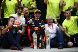 Le vainqueur Max Verstappen, Red Bull Racing, le troisième, Daniel Ricciardo, Red Bull Racing, Christian Horner, Team Principal, Red Bull Racing, Helmut Marko, Consultant, Red Bull Racing, et l'équipe fêtent la victoire