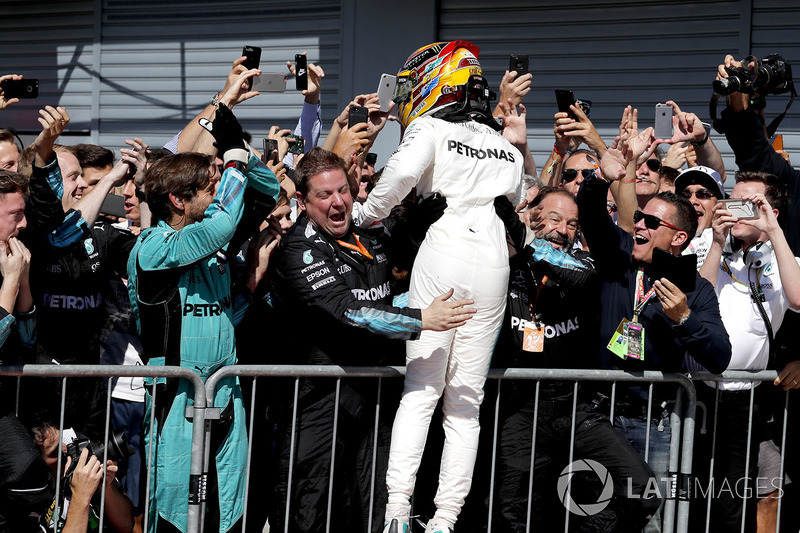 Race winner Lewis Hamilton, Mercedes AMG F1 celebrates in parc ferme, the team