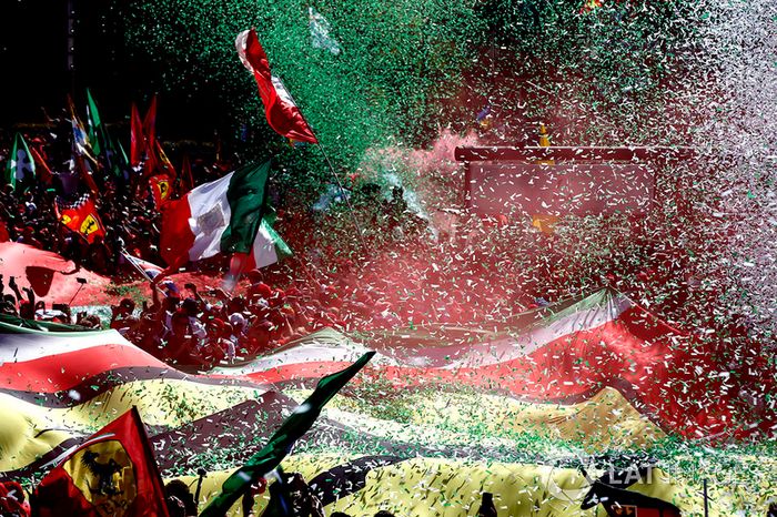 Confeti cae alrededor de la multitud de fans de Ferrari que se reunieron para la ceremonia de podio
