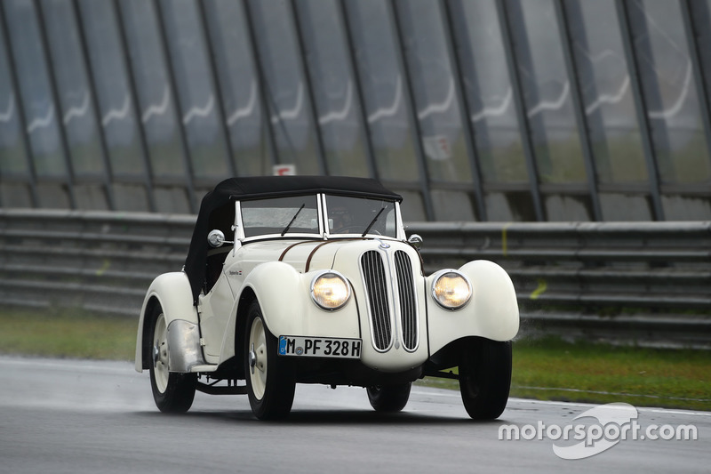 Demonstratie van een BMW 328