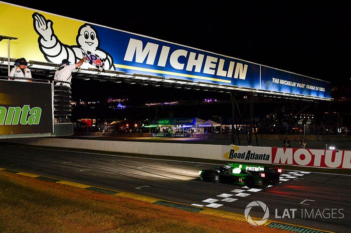 O carro #2 da Tequila Patrón ESM Nissan DPi com Scott Sharp, Ryan Dalziel e Brendon Hartley venceu a prova de 10 horas do IMSA em Petit Le Mans, no fechamento do campeonato.