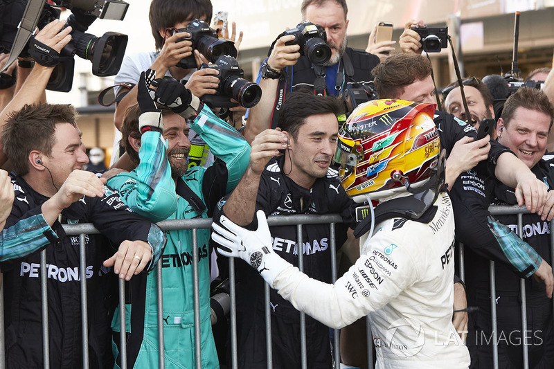 Race winner Lewis Hamilton, Mercedes AMG F1 with his team