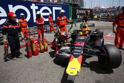 Max Verstappen, Red Bull Racing RB14 mira su coche accidentado