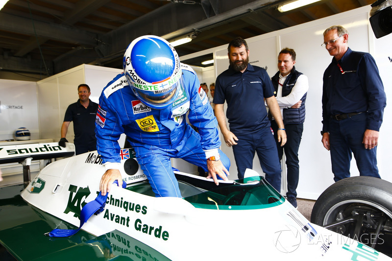 Los ex campeones del mundo, Keke Rosberg y su hijo Nico Rosberg, se preparan para correr el circuito en sus coches con el título ganador.