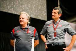 Gene Haas, dueño Haas F1 Team, Guenther Steiner, director de Haas F1 Team, en el escenario