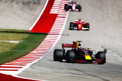 Daniel Ricciardo, Red Bull Racing RB13, Kimi Raikkonen, Ferrari SF70H