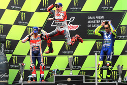 Podio: il secondo classificato Marc Marquez, Repsol Honda Team, il vincitore della gara Jorge Lorenzo, Ducati Team, il terzo classificato Valentino Rossi, Yamaha Factory Racing