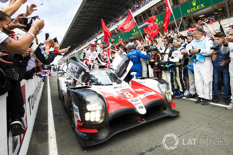 Los ganadores, #8 Toyota Gazoo Racing Toyota TS050: Sébastien Buemi, Kazuki Nakajima, Fernando Alonso