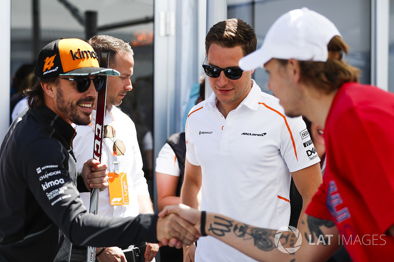 Fernando Alonso, McLaren, y Stoffel Vandoorne, McLaren, con jugadores de hockey canadienses