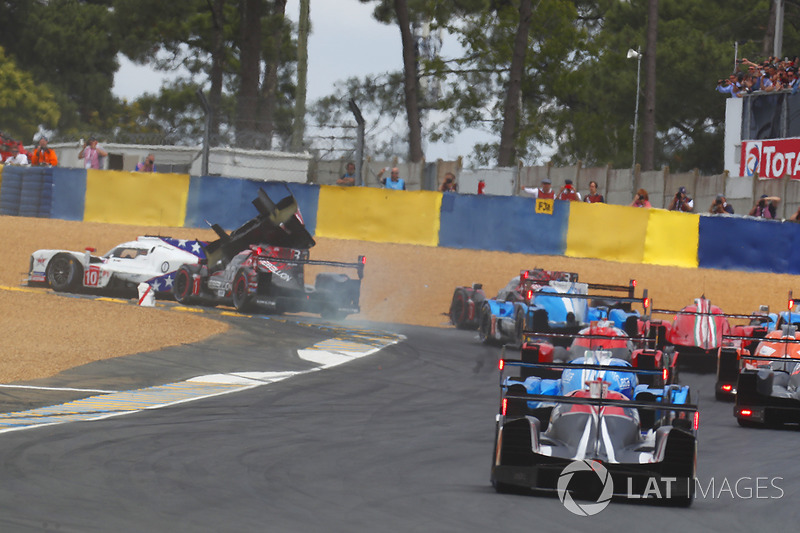 #1 Rebellion Racing Rebellion R-13: Andre Lotterer, Neel Jani, Bruno Senna crashes into #10 Dragonspeed BR Engineering BR1: Henrik Hedman, Ben Hanley, Renger Van der Zande at the start