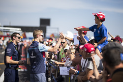 Sergey Sirotkin, Williams signs autographs for the fans