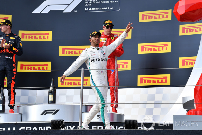 Переможець гонки Льюіс Хемілтон, Mercedes-AMG F1 святкує на подіумі