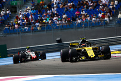 Carlos Sainz Jr., Renault Sport F1 Team R.S. 18, leadsKevin Magnussen, Haas F1 Team VF-18