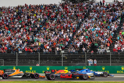 Daniel Ricciardo, Red Bull Racing RB13 and Pascal Wehrlein, Sauber C36 battle at the start of the ra