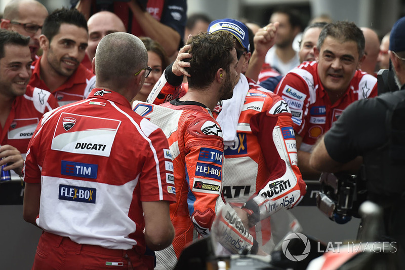 Переможець гонки Андреа Довіціозо, друге місце Хорхе Лоренсо, Ducati Team