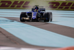 Pascal Wehrlein, Sauber C36 runs wide