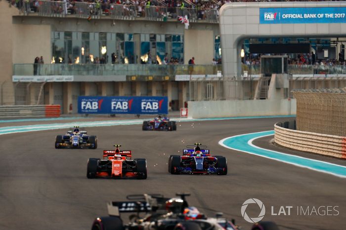 Stoffel Vandoorne, McLaren MCL32, y Pierre Gasly, Scuderia Toro Rosso STR12