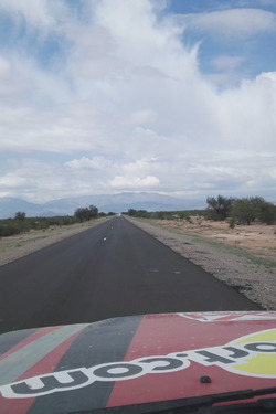 La Ruta 40, direzione Chilecito, vista dalla Toyota HDJ100 di Motorsport.com