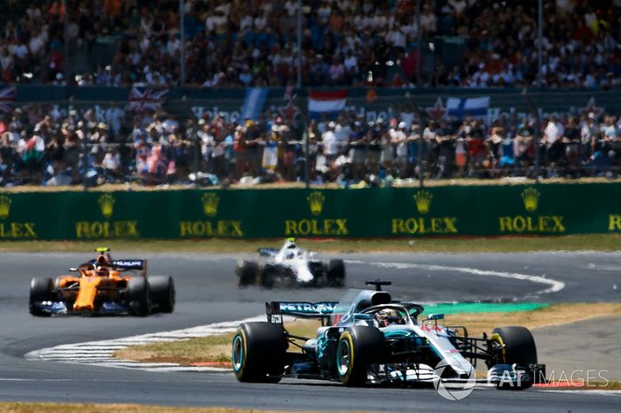 Lewis Hamilton, Mercedes AMG F1 W09, delante de Stoffel Vandoorne, McLaren MCL33