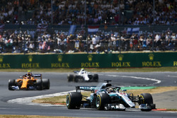 Lewis Hamilton, Mercedes AMG F1 W09, voor Stoffel Vandoorne, McLaren MCL33