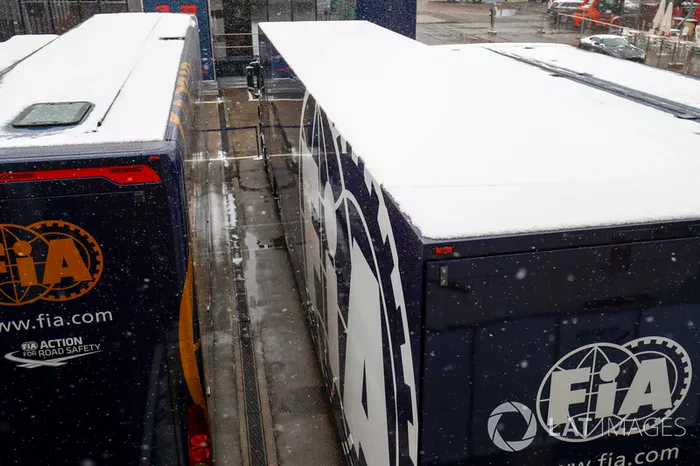 De la neige tombe dans le paddock