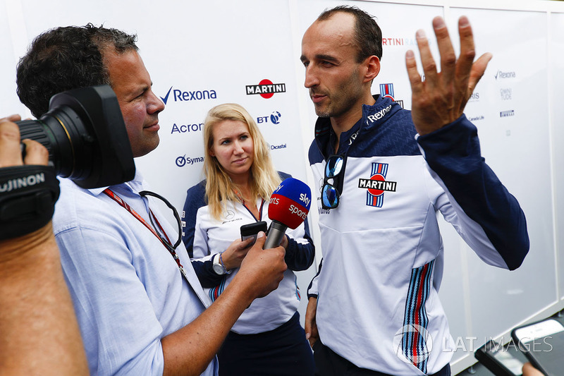 Ted Kravitz, Pit Lane Reporter, Sky Sports F1, interviews Robert Kubica, Williams Martini Racing