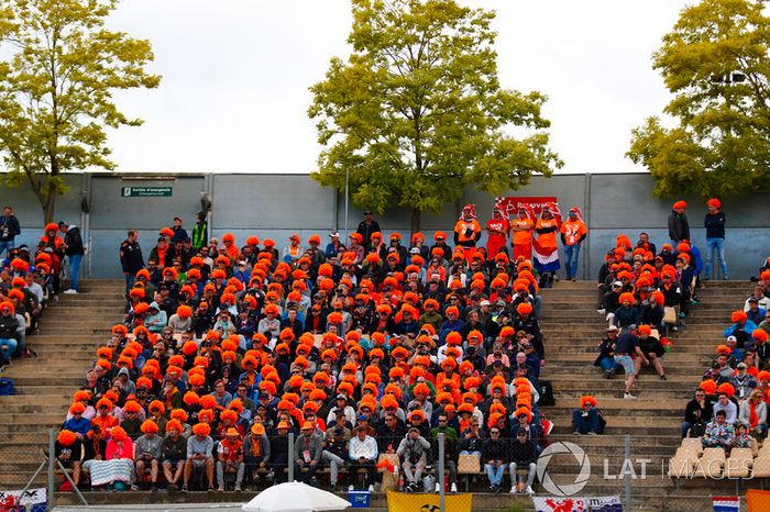 Los fans holandeses de Max Verstappen, Red Bull Racing RB14, usan pelucas naranjas