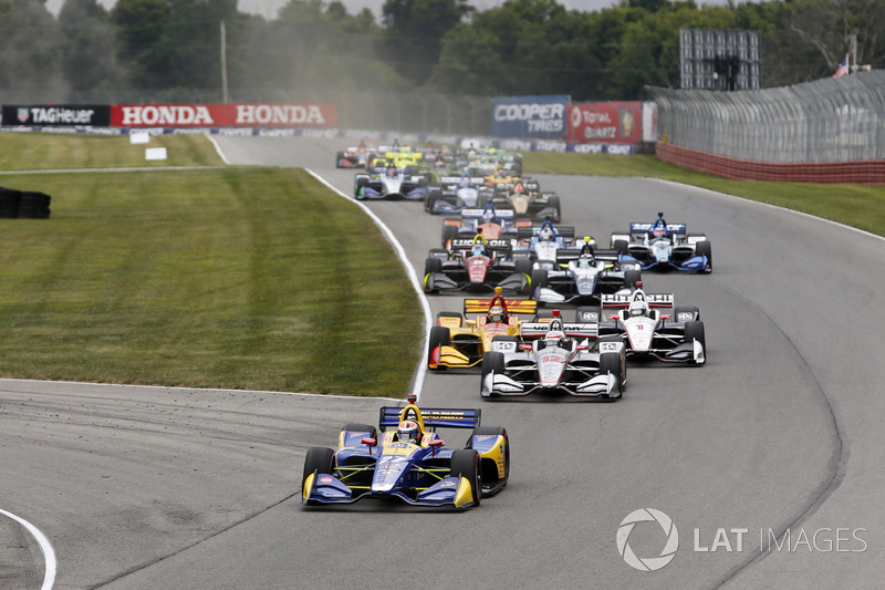 Alexander Rossi, Andretti Autosport Honda leads at the start