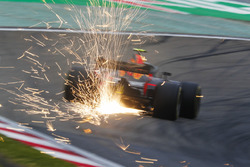 Макс Ферстаппен, Red Bull Racing RB14 Tag Heuer, іскрить