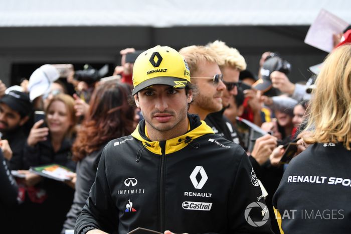 Carlos Sainz Jr., Renault Sport F1 Team firma autógrafos para fanáticos