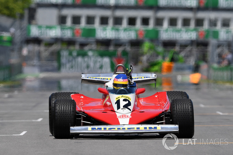 Jacques Villeneuve, pilote la Ferrari 312T3 de son père