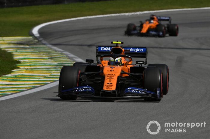 Lando Norris, McLaren MCL34, y Carlos Sainz Jr., McLaren MCL34