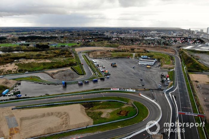 Trabajos de construcción en el autódromo de Zandvoort para el Gran Premio de Holanda