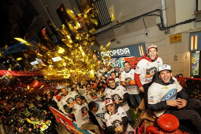 Marc Márquez y su hermano Álex celebran sus títulos de campeones 2019 en Cervera