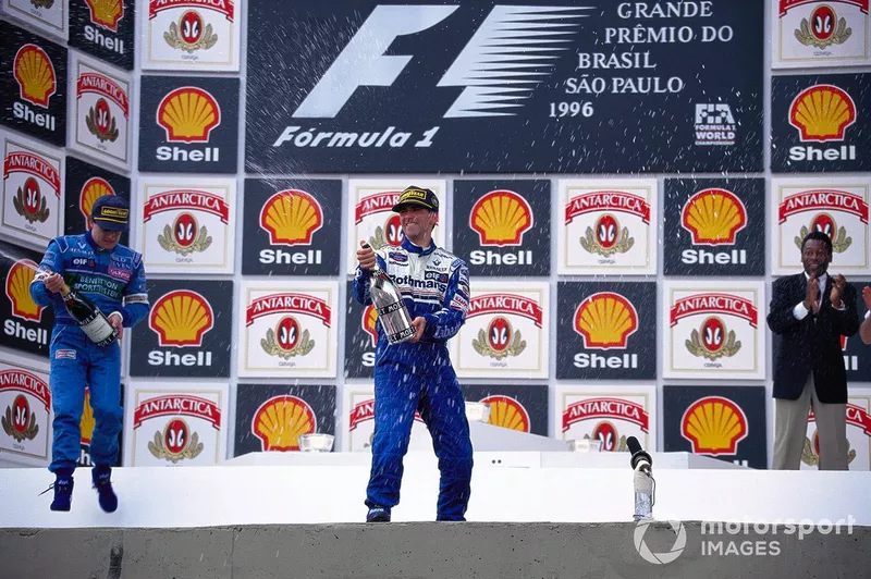 Damon Hill celebra la victoria en el podio con Jean Alesi y la leyenda del fútbol brasileño Pelé
