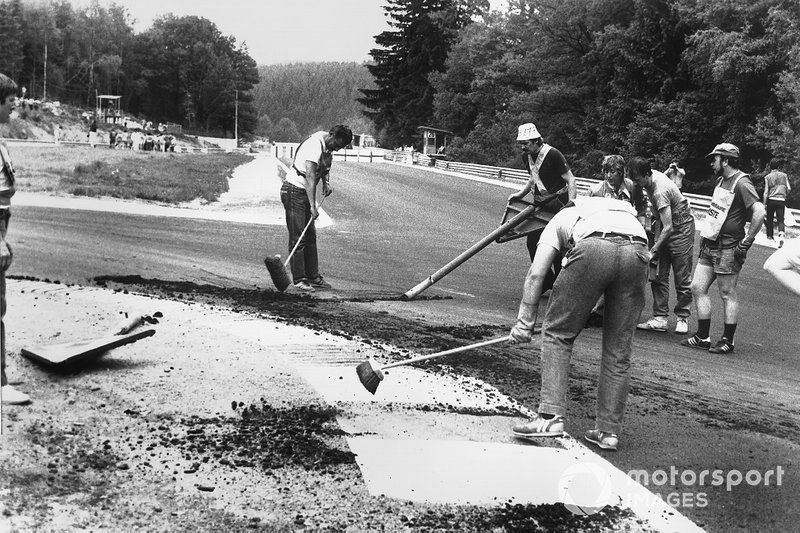 1985: en el Gran Premio de Bélgica en Spa-Francorchamps, el asfalto se rompió. Las reparaciones no funcionan.