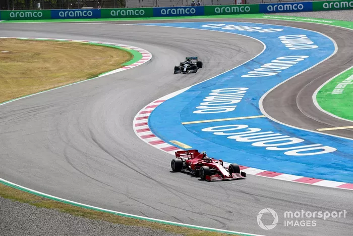 Charles Leclerc, Ferrari SF1000, y Valtteri Bottas, Mercedes F1 W11 EQ Performance