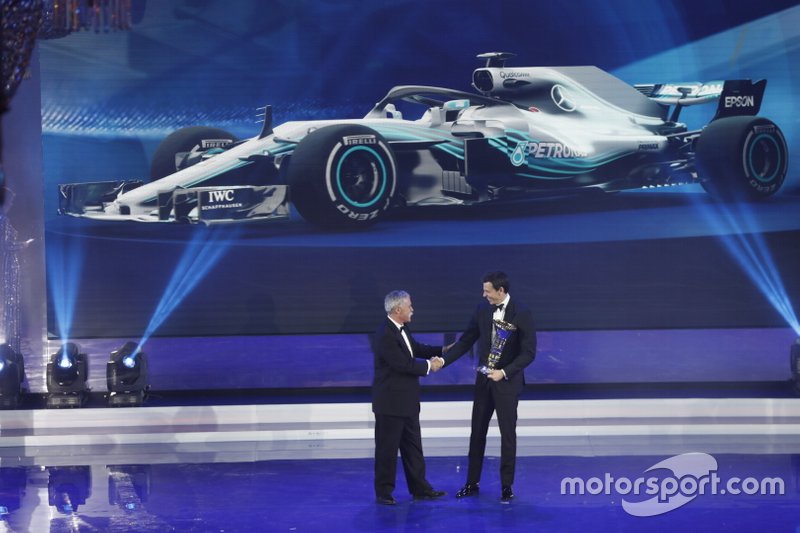 Chase Carey, CEO de F1, Toto Wolff, Mercedes AMG
