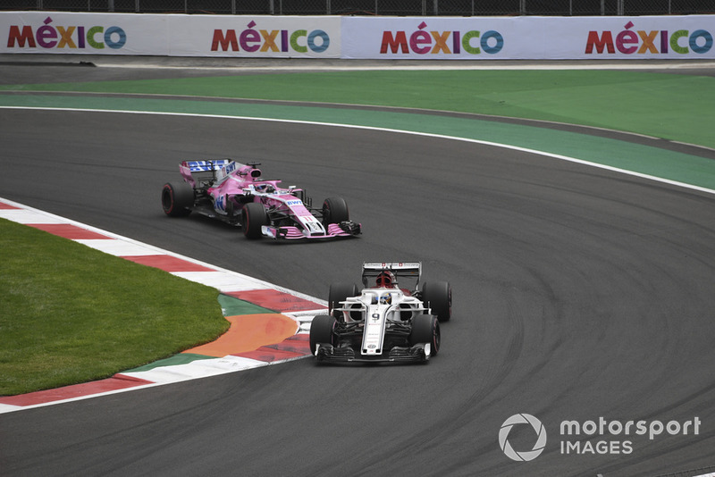 Marcus Ericsson, Sauber C37 y Sergio Perez, Racing Point Force India VJM11
