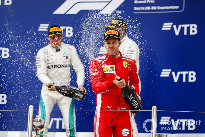 Curiosamente Vettel, que fue tercero y pierde casi todas sus opciones de mundial, parecía el más eufórico en el podio
