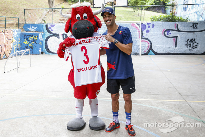 Max Verstappen y Daniel Ricciardo, Red Bull Racing juegan Futsal en Brasil