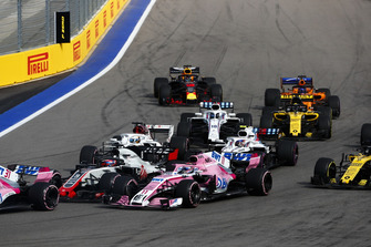 Romain Grosjean, Haas F1 Team VF-18 ve Sergio Perez, Racing Point Force India VJM11, Marcus Ericsson, Sauber C37, Sergey Sirotkin, Williams FW41, Lance Stroll, Williams FW41, Carlos Sainz Jr., Renault Sport F1 Team R.S. 18, Nico Hulkenberg, Renault Sport F1 Team R.S. 18, Fernando Alonso, McLaren MCL33 ve Max Verstappen, Red Bull Racing RB14