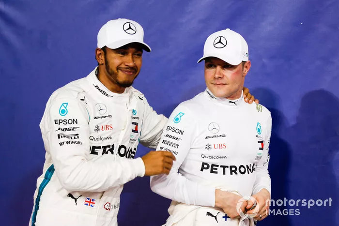 Ganador de la pole Lewis Hamilton, Mercedes AMG F1 y Valtteri Bottas, Mercedes AMG F1