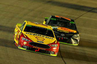 Joey Logano, Team Penske, Ford Fusion Shell Pennzoil and Martin Truex Jr., Furniture Row Racing, Toyota Camry Bass Pro Shops/5-hour ENERGY