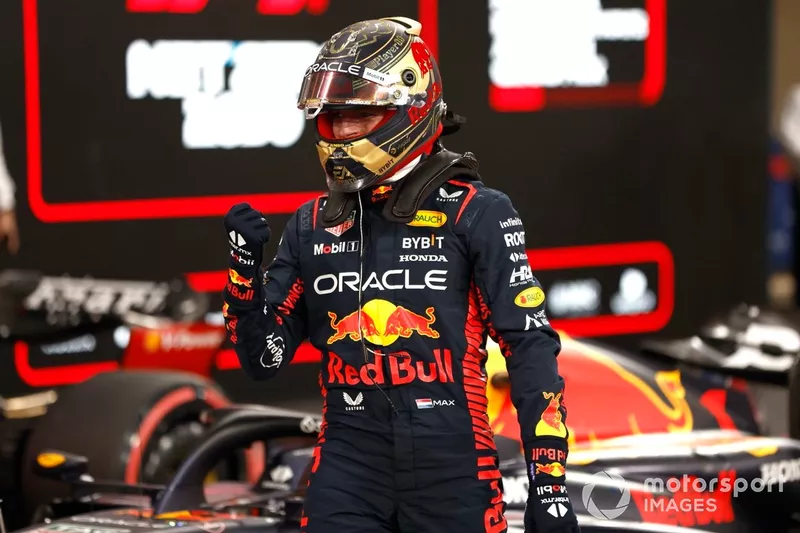 Il poleman Max Verstappen, Red Bull Racing, arriva al Parco delle Ferme